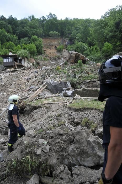 Un argayo obliga a desalojar un pueblo en Lena