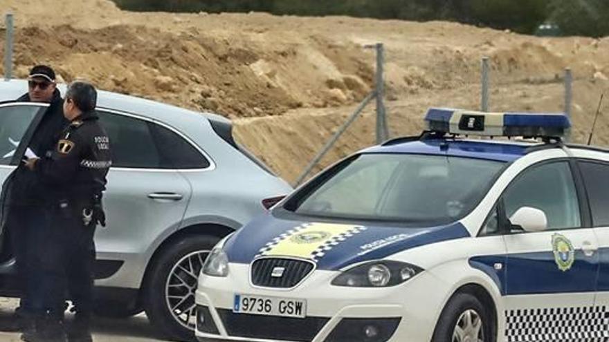 Patrulla de la Policía Local de San Miguel de Salinas.