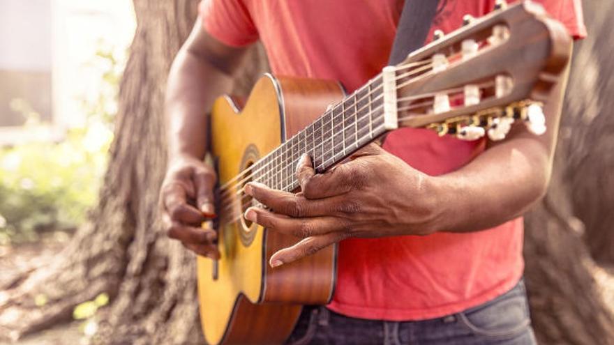 Un músico toca la guitarra.