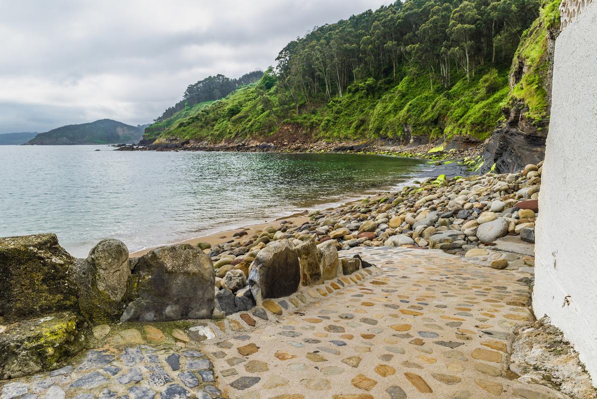 La playa de Tazones, pequeña y muy bonita