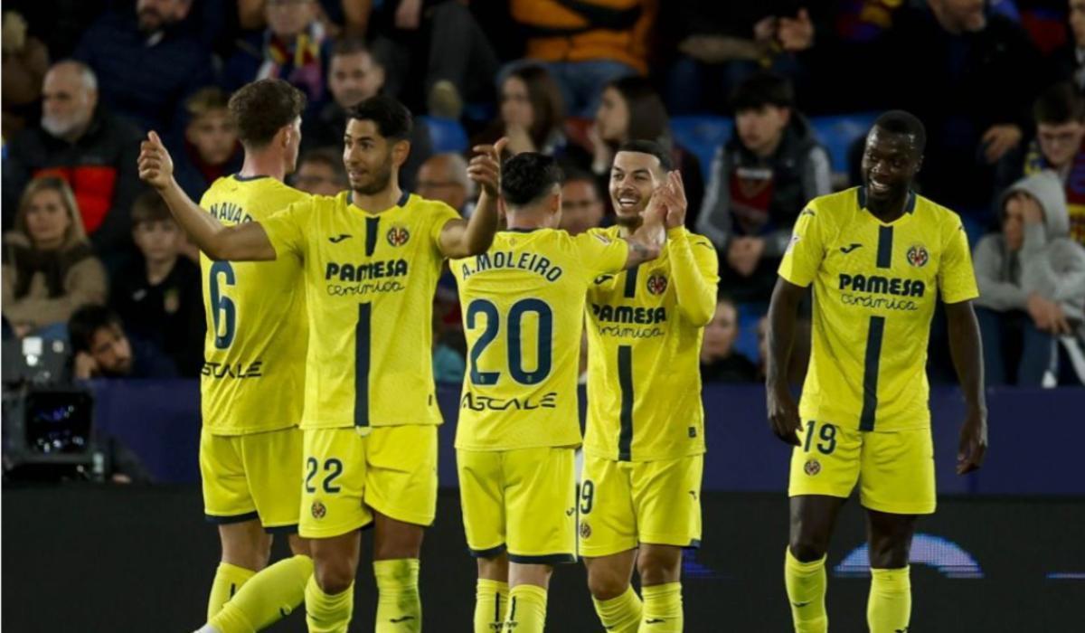 Los jugadores del Villarreal celebrando el gol de Mikautazde ante el Levante UD