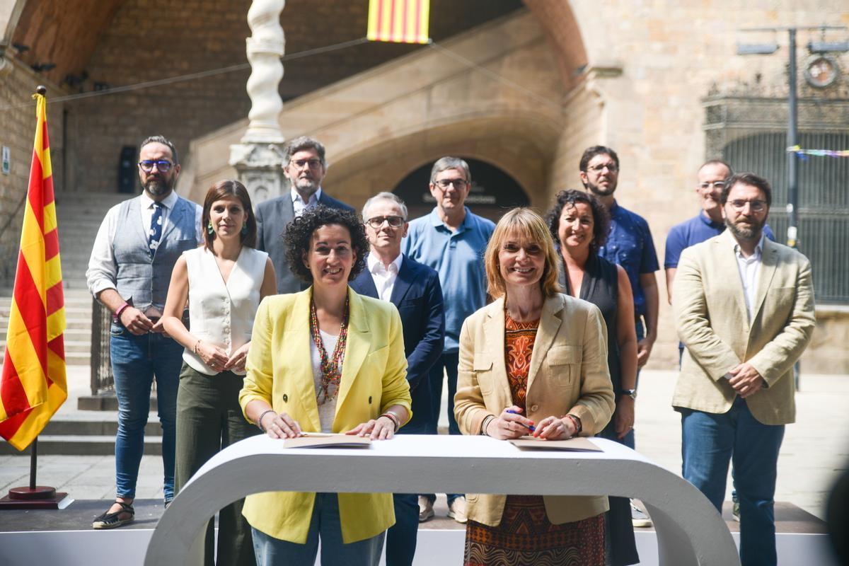 Lluïsa Moret y Marta Rovira firman el pacto de investidura PSC-ERc ante la Biblioteca de Catalunya