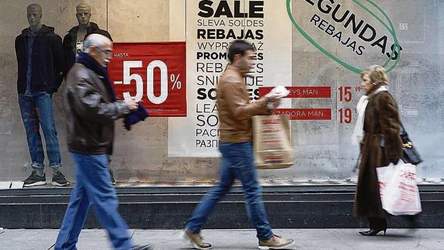 Campaña de rebajas en un establecimiento comercial. // Emilio Fraile