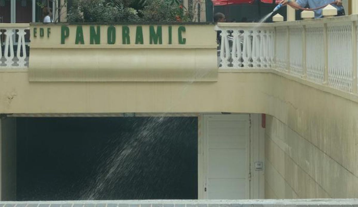 Limpieza de la entrada a un garaje en un edificio de Las Palmas de Gran Canaria.