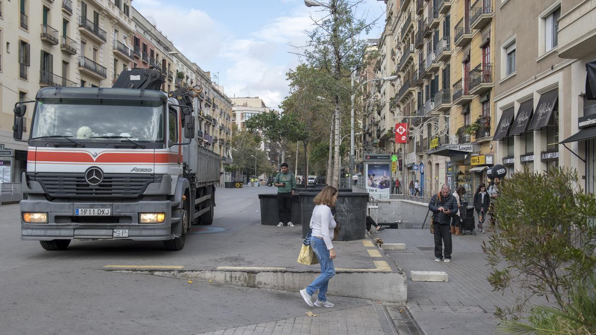 Inicio de los trabajos para retirar la &quot;llosa&quot;, la base de cemento que soportó el provisional mercado de Sant Antoni