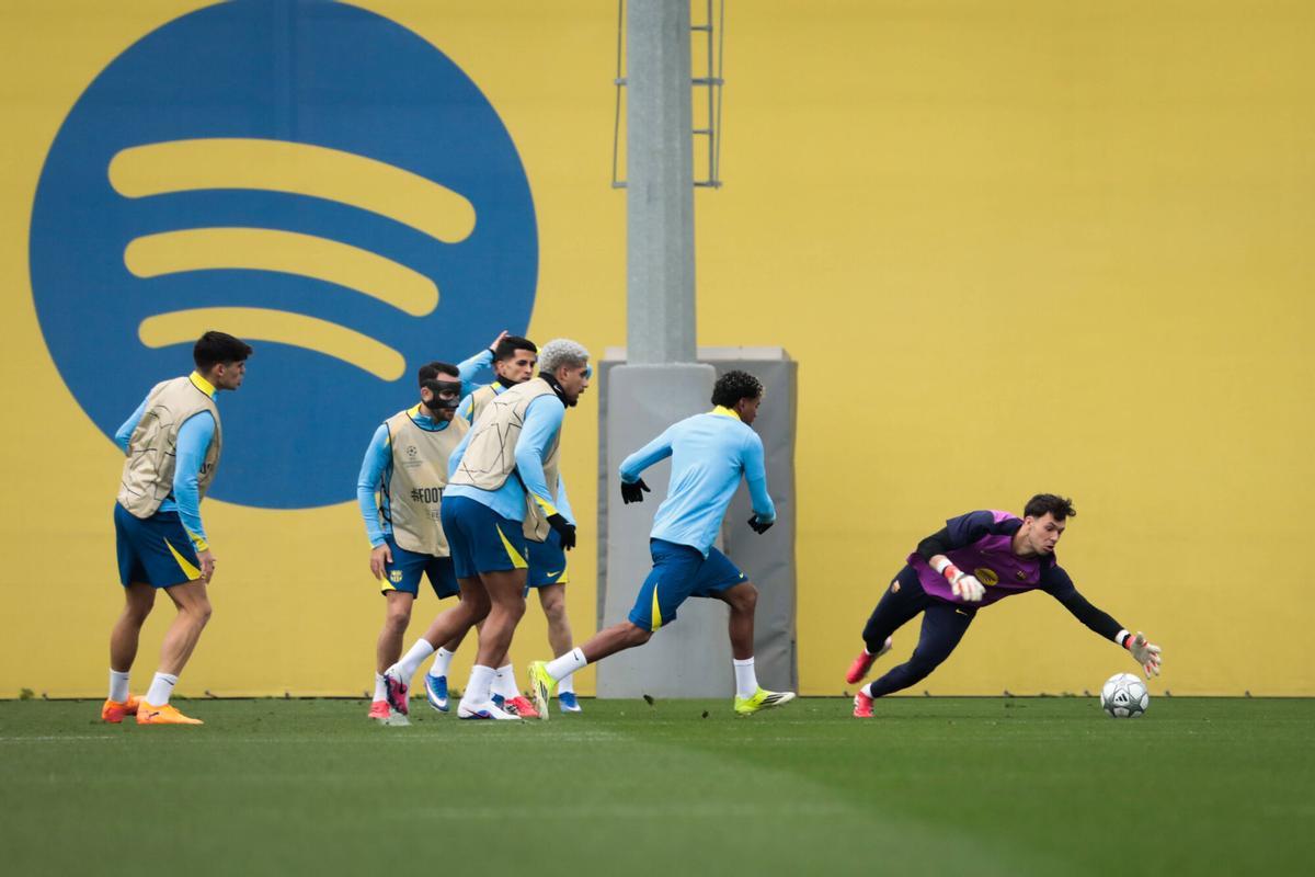 El portero Diego Kochen, en el entrenamiento, tratando de capturar un balón.