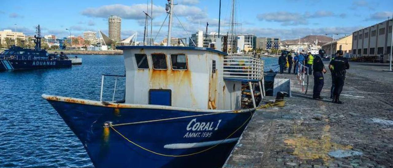 El &quot;Coral I&quot;, atracado en Las Palmas. // Juan Carlos Guerra