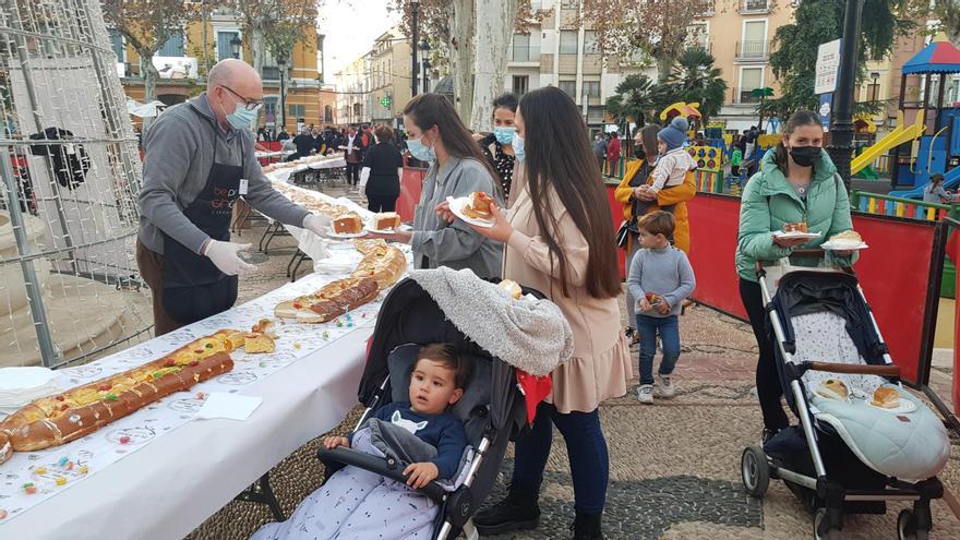 El Roscón Gigante de Lucena reparte 6.000 porciones contra la fibromialgia