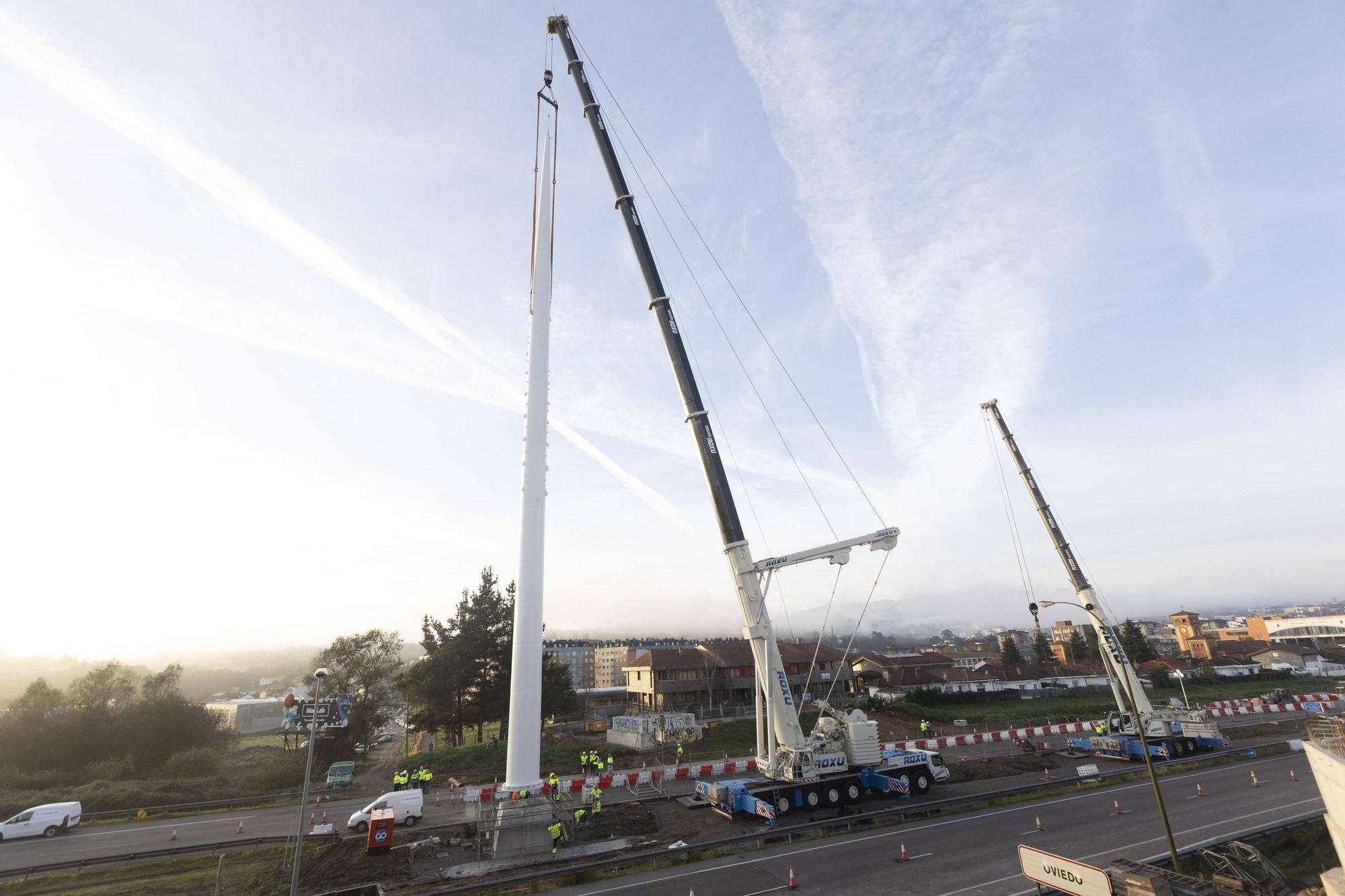 EN IMÁGENES: Así fue la instalación del mástil de 55 metros en las obras de la entrada de Oviedo