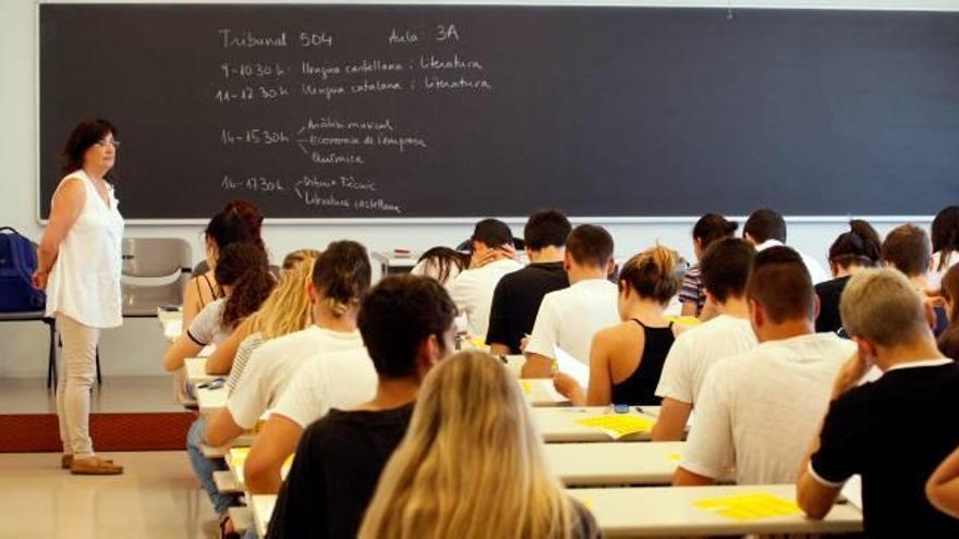 Imatge d&#039;un grup d&#039;alumnes portant a terme una de les proves d&#039;accés el curs passat.