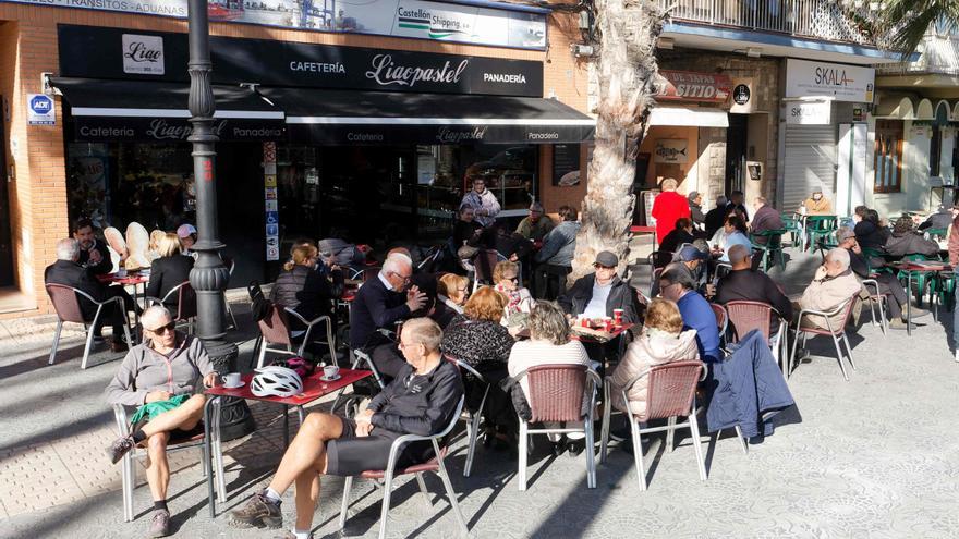 Los vecinos de Castellón disfrutan de un soleado primer día del año llenando las terrazas y en la playa