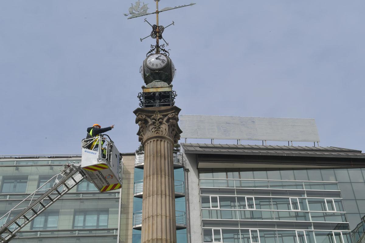 Técnicos y bomberos toman muestras en el Obelisco para su reparación.