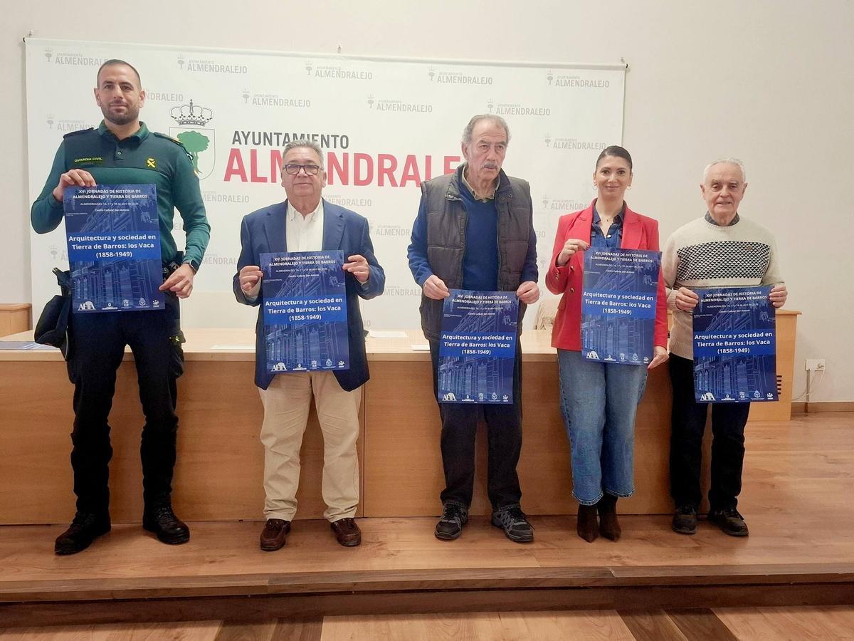 Presentación de las Jornadas de Historia de Almendralejo en el salón del plenos del ayuntamiento.