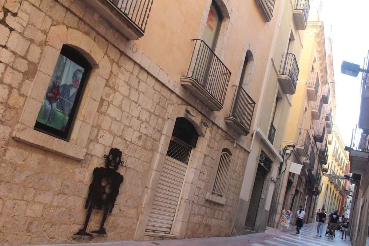El carrer Sant Pere, aquest dijous al vespre, amb els dos edificis veïns