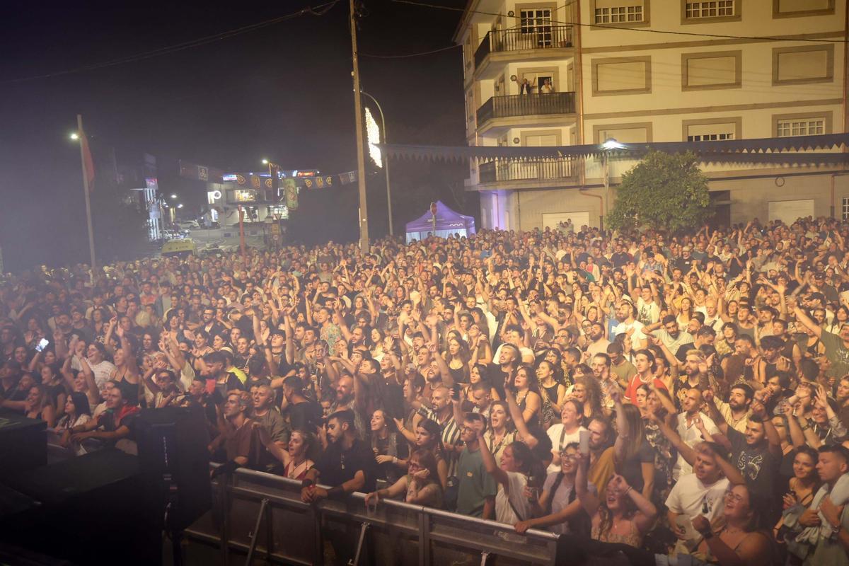 La fiesta vivida anoche en la Romería Vikinga, con actuaciones de los grupos Baiuca y The Rapants.