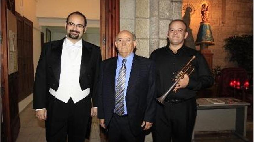 El maestro Salvador Chuliá, entre a sus hijos Vicente y Ernesto, momentos antes del concierto.