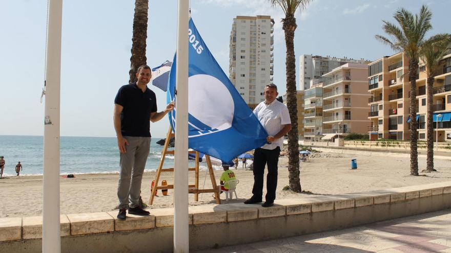 Foto de archivo de la colocación de una bandera azul en Cullera.