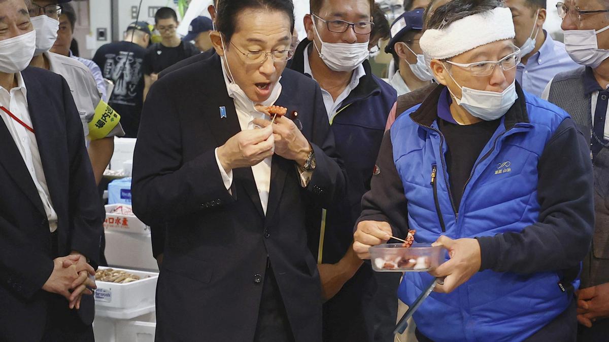 El primer ministro de Japón, Fumio Kishida, prueba pescado de Fukushima.