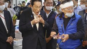 El primer ministro de Japón, Fumio Kishida, prueba pescado de Fukushima.