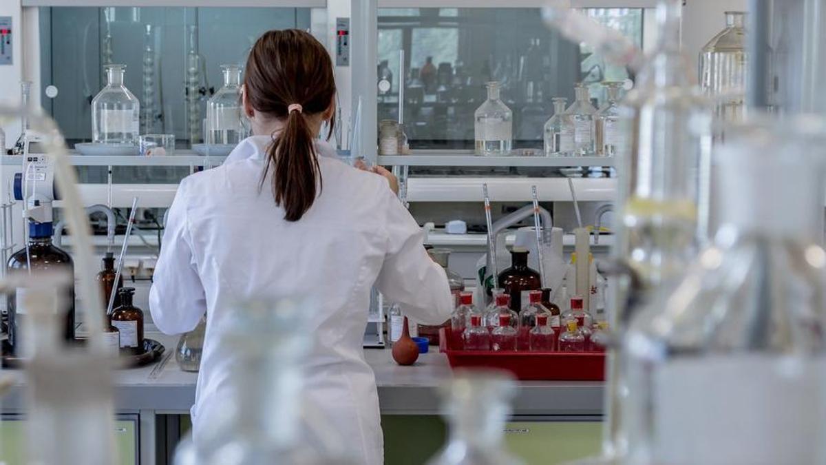 Una investigadora en su laboratorio.