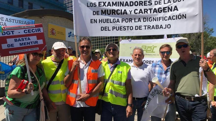 Examinadores de la Región, junto a la pancarta que desplegaron en la pasada huelga