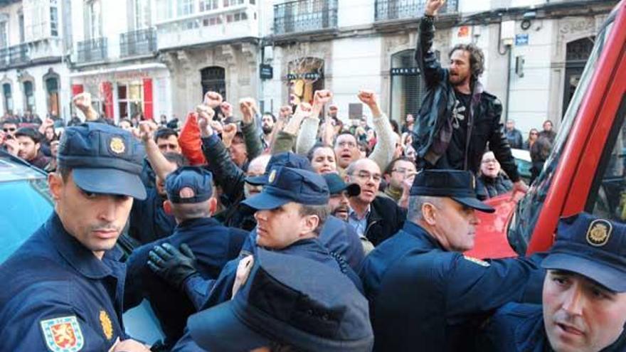 Policías y opositores al desahucio de Aurelia Rey. / 13Fotos