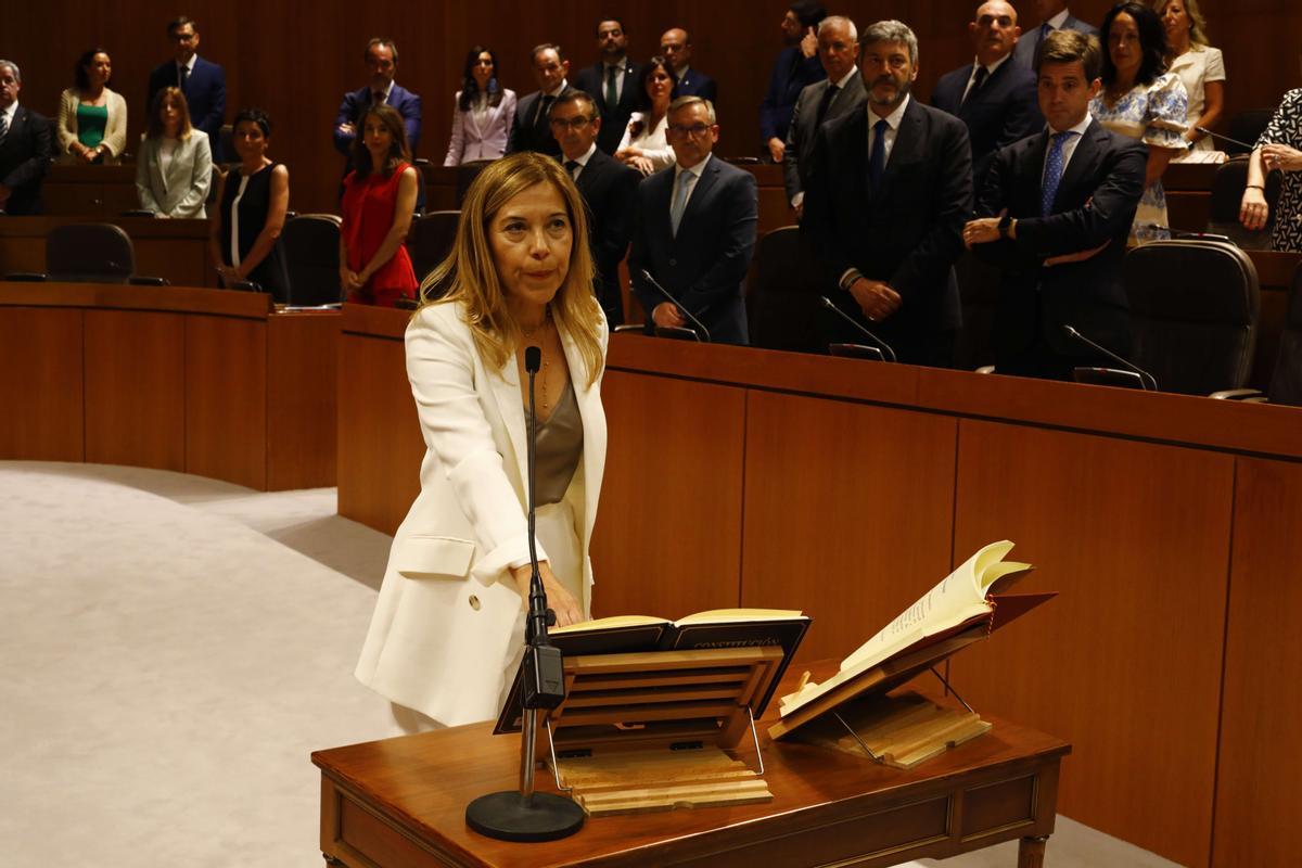 Ana Alós, secretaria general del PP, tomando posesión de su acta como diputada autonómica, este viernes en las Cortes.
