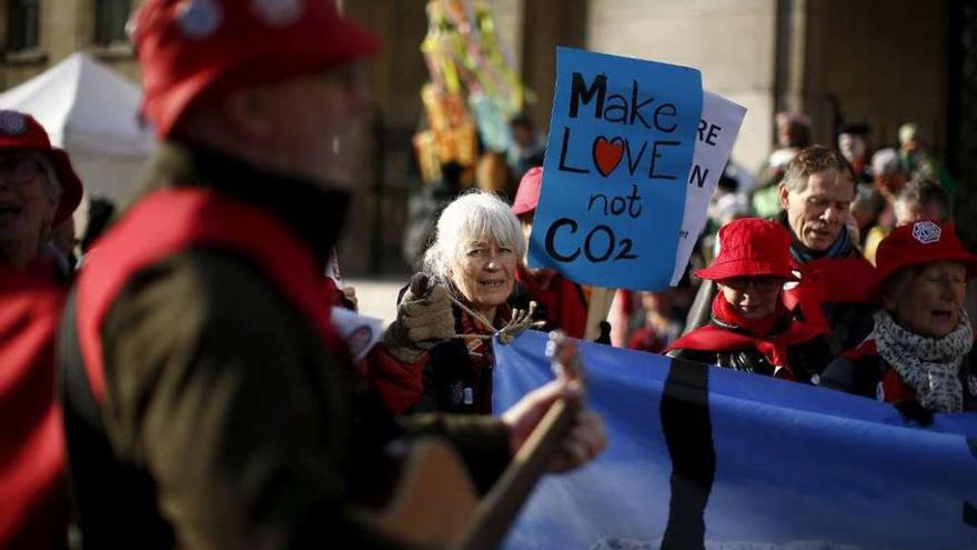 Ecologistas se manifiestan en Francia con motivo de la cumbre climática de París.