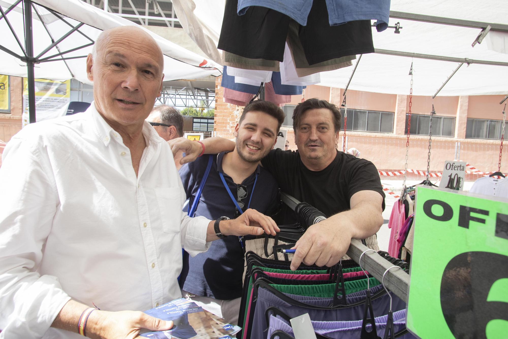 Los Partidos buscan el voto en el mercado de Alzira