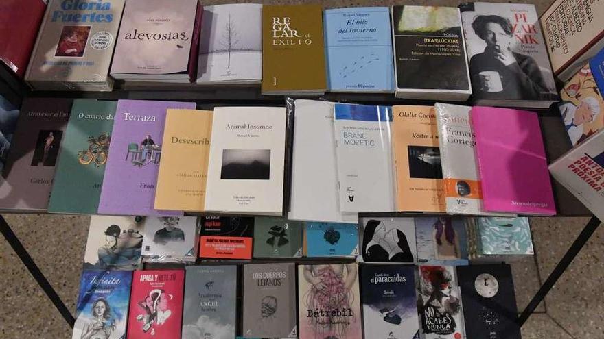 Libros de poesía na librería Moito Conto da Coruña.