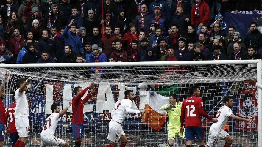 El Sevilla festeja un gol, ayer en El Sadar, mientras el Osasuna reclama fuera de juego. // J. Diges