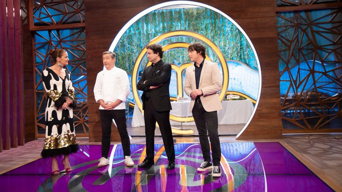 Joan Roca, con el jurado, en la final de 'Masterchef 8'