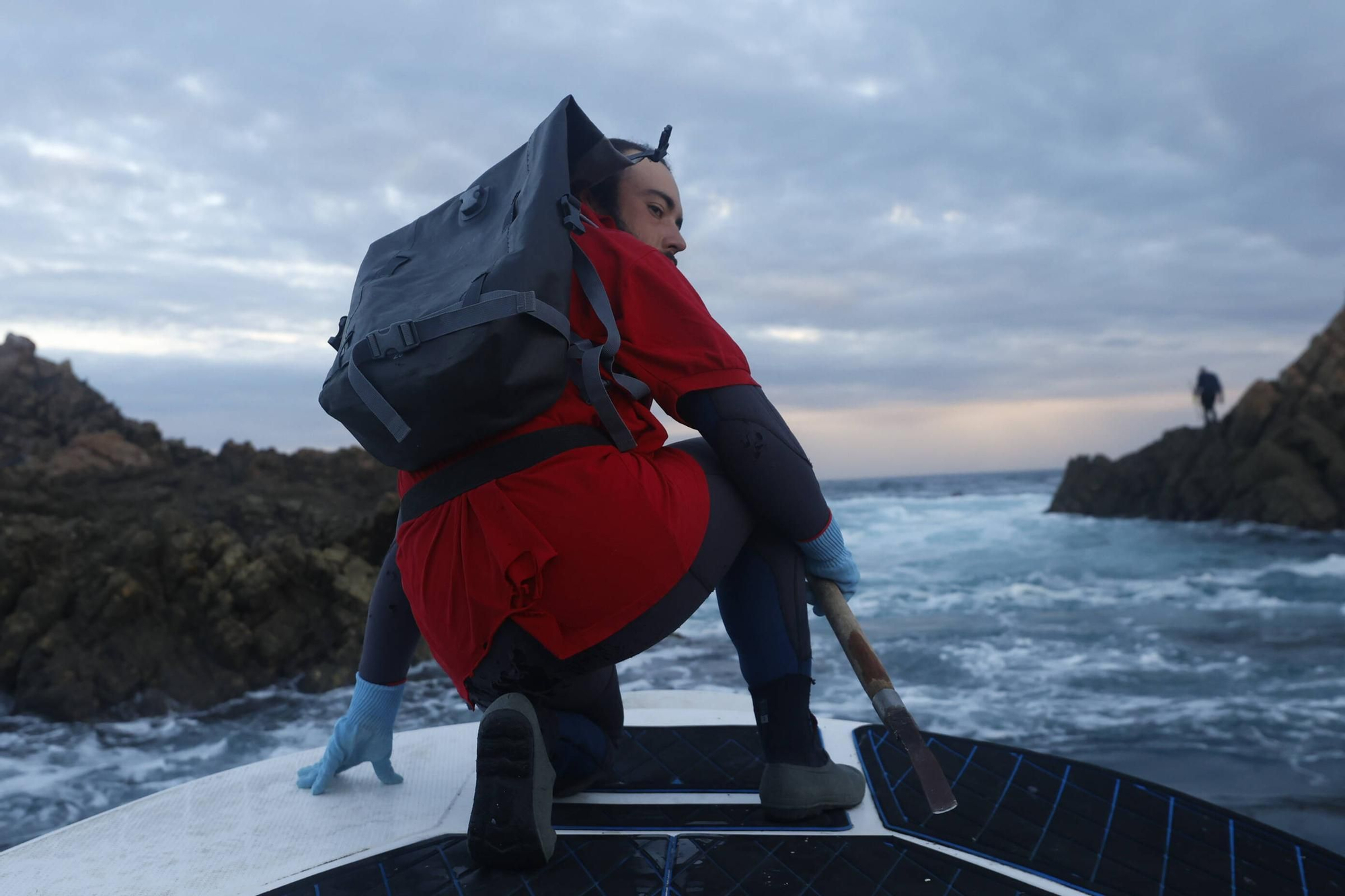 EN IMÁGENES: Así es la dura jornada de los perceberos del cabo Peñas: un oficio de alto riesgo a merced de las olas