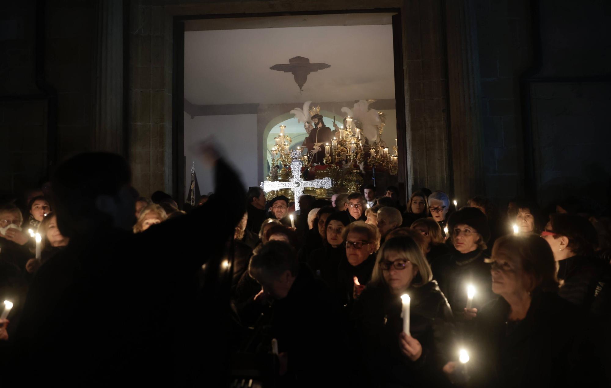 Así fue la procesión de la Madrugá en el Antiguo de Oviedo con una medianoche mágica