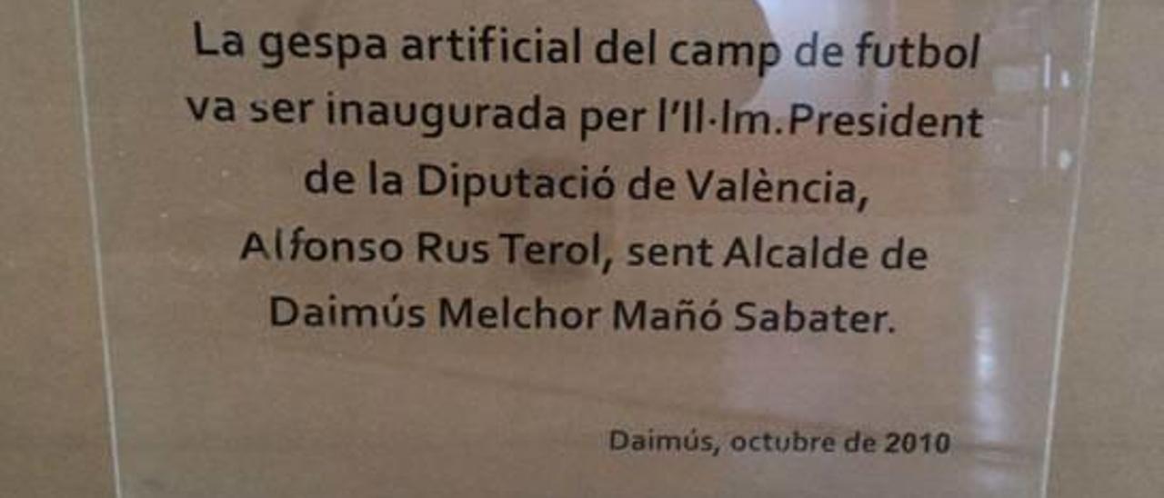 El alcalde de Daimús (PP) borra los nombres de los políticos corruptos