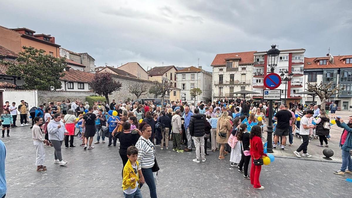 Ambiente en la plaza Marquesa de Casa Valdés para la grabación del vídeo de presentación de Pravia al "Grand Prix".