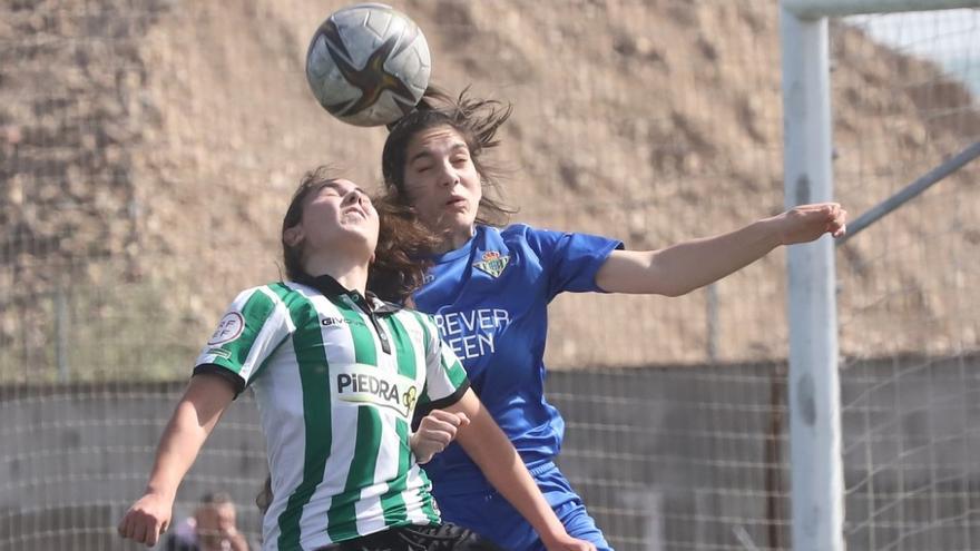 Lance del partido entre el Córdoba Femenino y el Real Betis B en la Ciudad Deportiva.