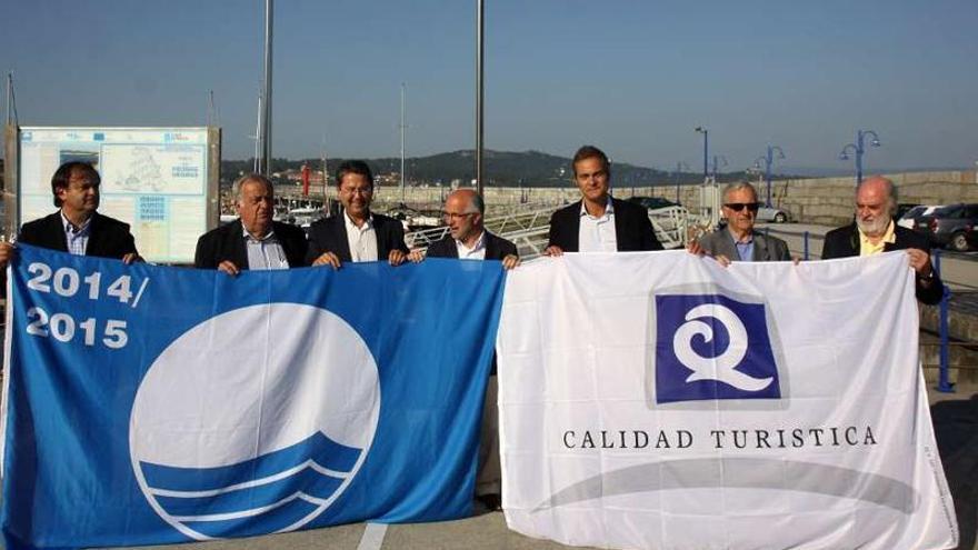 Izado de la Bandera Azul en el puerto deportivo de Pedras Negras.