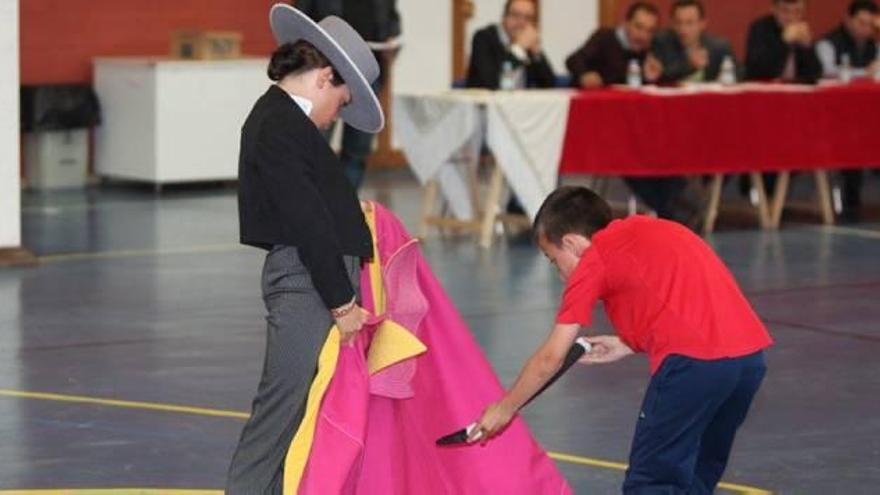 Dos niños participan en el concurso de tore.