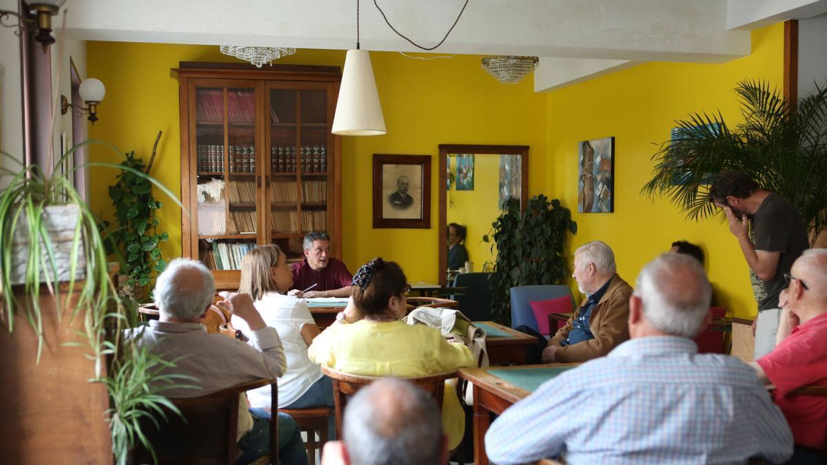 Un momento de la asamblea de la entidad lalinense.