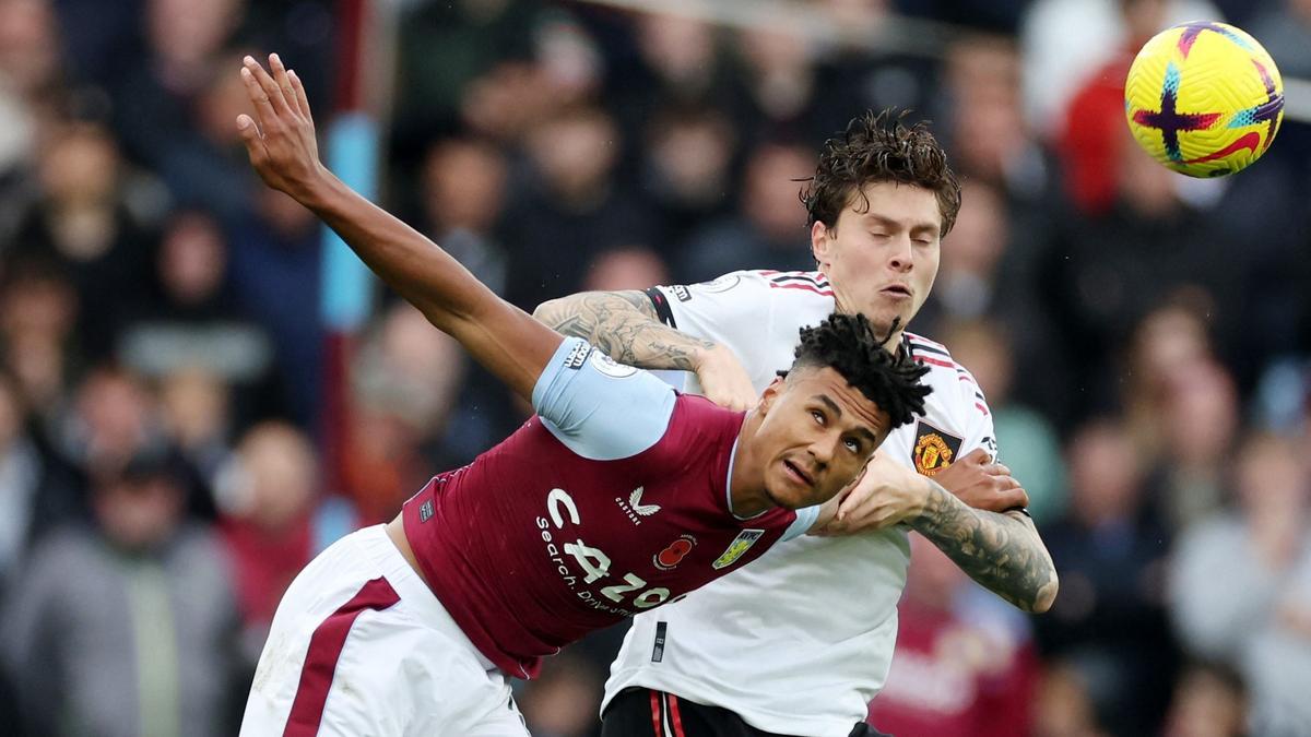 Victor Lindelöf, el central sueco del United, presiona a Watkins, del Villa, en la última jornada.