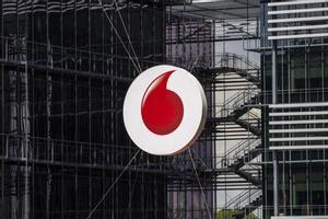 Archivo - Logo de la sede de Vodafone en Madrid.