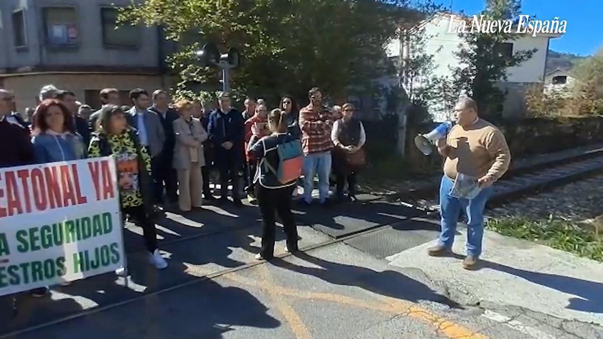 El Entrego clama por mayor seguridad en los pasos a nivel