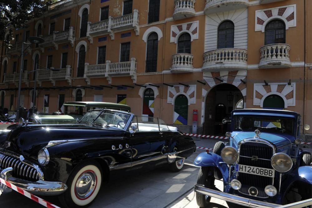 Lo coches antiguos conquistan  el Cuartel de Artillería