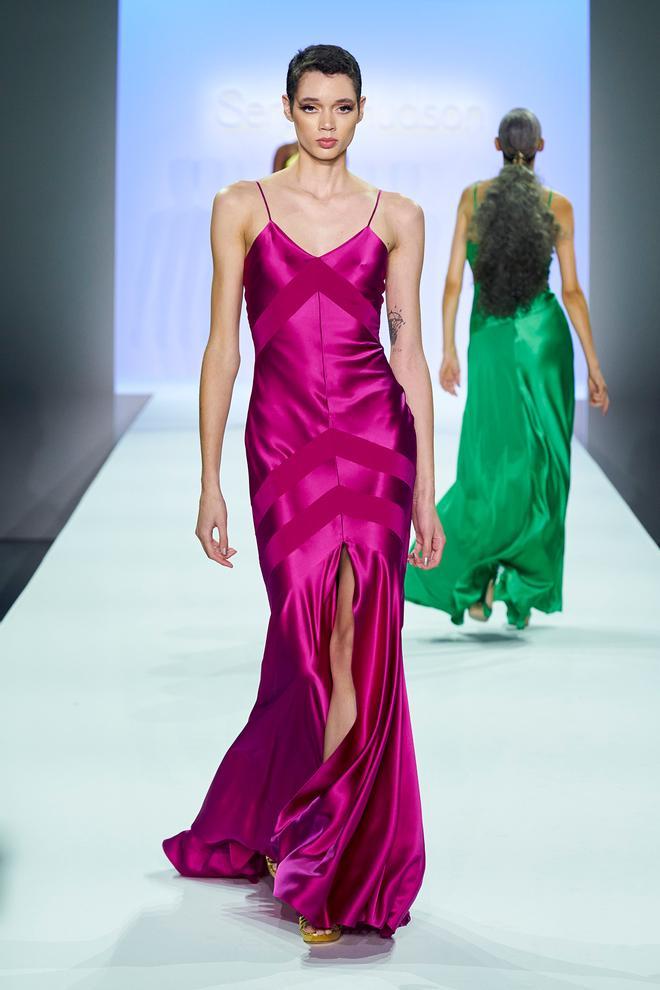 Vestido de noche en rosa fucsia de Sergio Hudson.