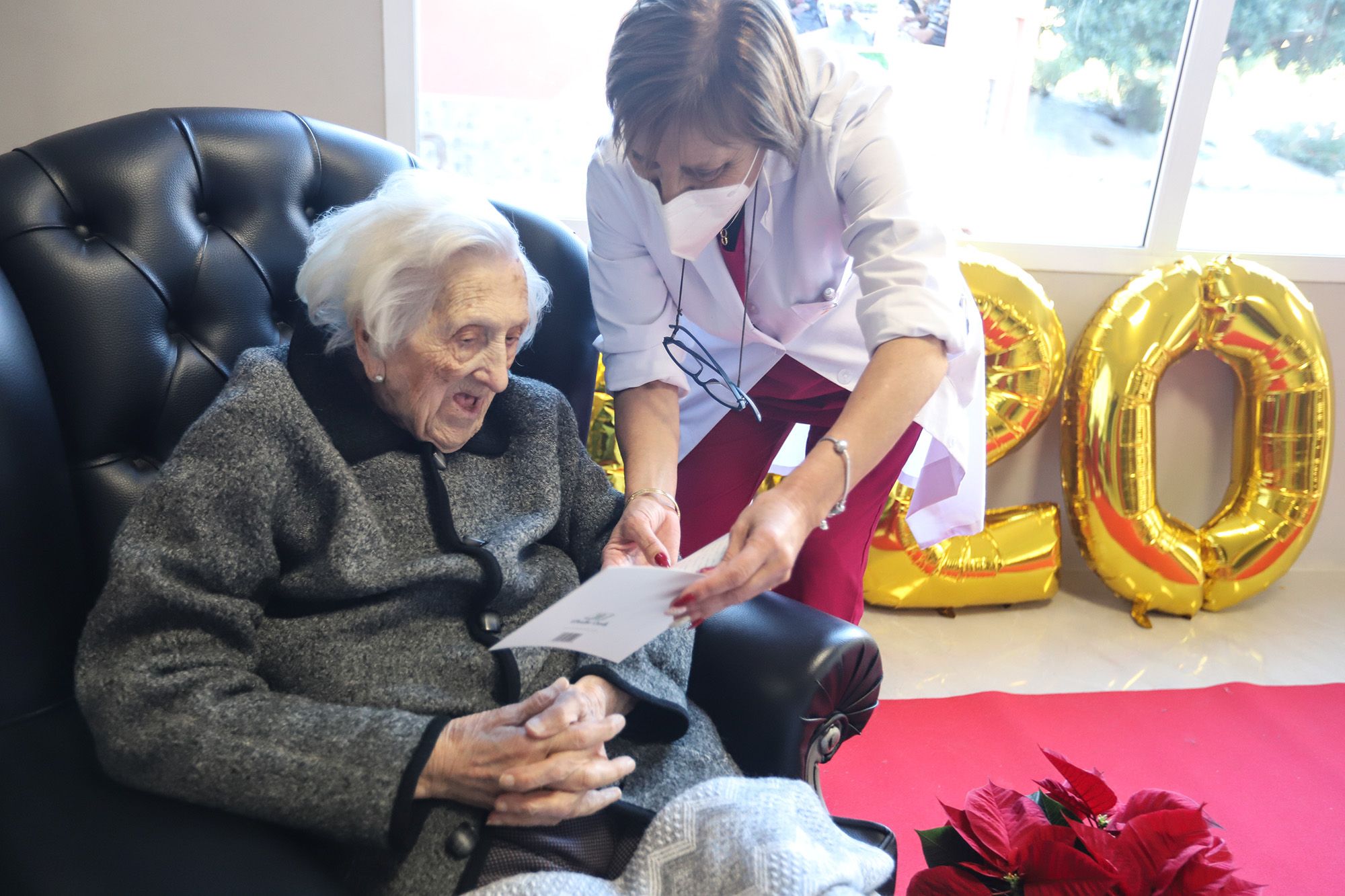Una anciana de un geriátrico de Redován, vacunada el día de su 102 cumpleaños