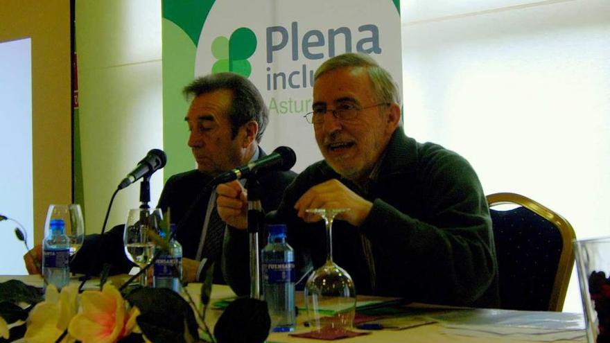 Ricardo Álvarez, miembro de la directiva de Plena Inclusión de Asturias, y el filósofo Xabier Etxeberría.