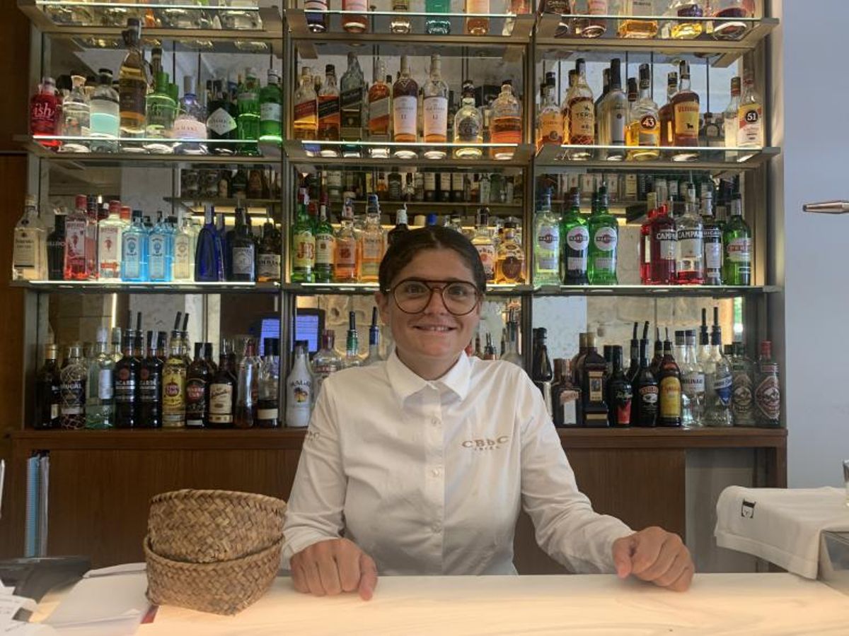Lara Monserrat, camarera del CBbC Ebusus Restaurant. | CARLA TORRES