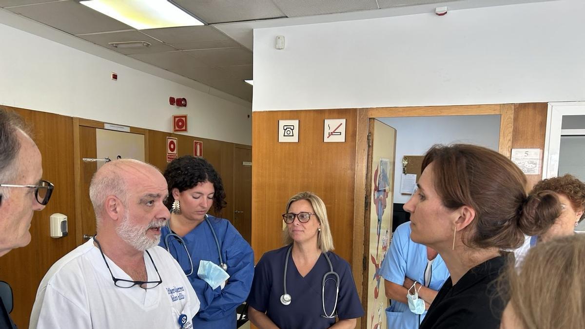 Mónica García durant una visita al centre de salut Otero, a Ceuta