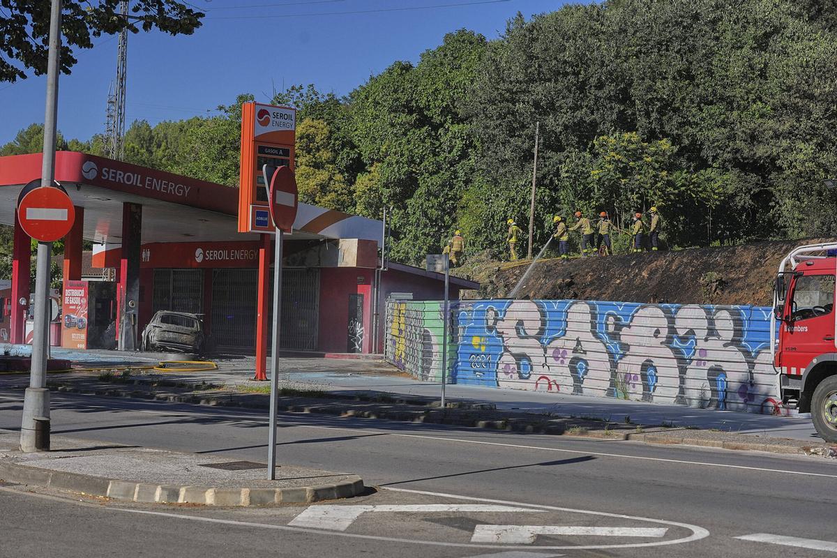 Les imatges del cotxe incendiat en una gasolinera de Girona